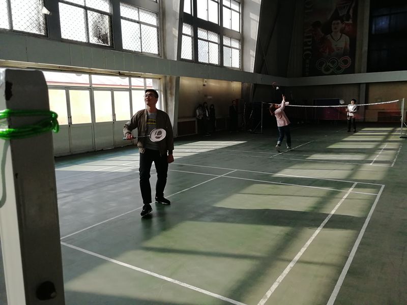 同学们羽毛球赛场上的奋力拼搏